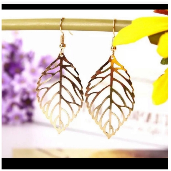 Jewelry - 💋Beautiful leaf dangle Earrings.